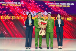 TRƯỜNG THCS DỊCH VỌNG HẬU PHỐI HỢP CÙNG CÔNG AN PHƯỜNG CẦU GIẤY TỔ CHỨC TUYÊN TRUYỀN, PHỔ BIẾN GIÁO DỤC PHÁP LUẬT CHO HỌC SINH