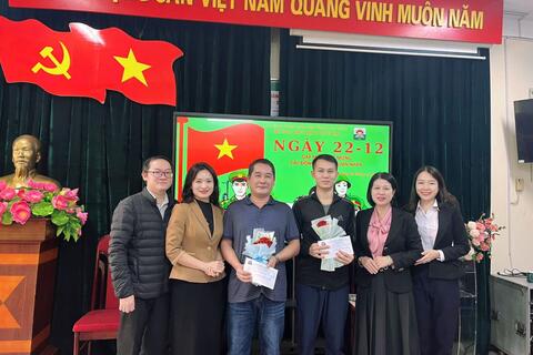 TRƯỜNG THCS DỊCH VỌNG HẬU GẶP MẶT, CHÚC MỪNG CÁC ĐỒNG CHÍ CỰU QUÂN NHÂN NHÂN DỊP KỈ NIỆM NGÀY THÀNH LẬP QUÂN ĐỘI NHÂN DÂN VIỆT NAM 22/12